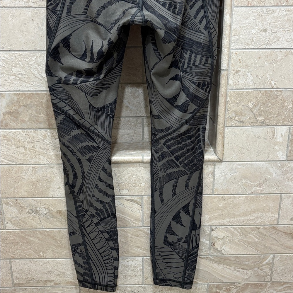 Athleta Black and Gray Leaf Pattern Leggings Size… - image 7